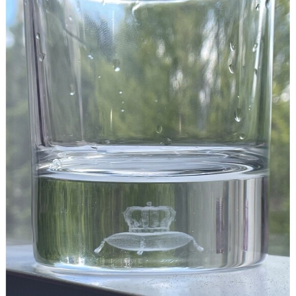 CROWN ROYAL floating crown on pillow 3D Hologram Rocks whiskey Glass set of 2 - Picture 4 of 16